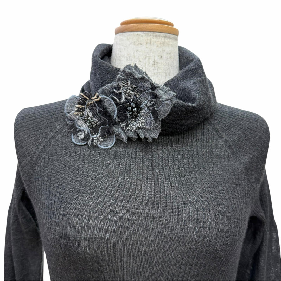 Excellent CHANEL knit turtleneck top with two Camellia Brooch 34 05A P26591