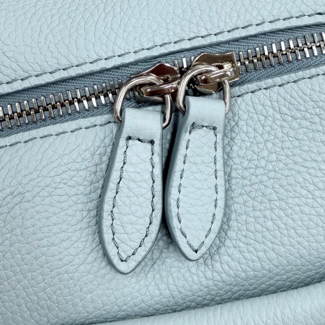 Excellent HIROFU Handbag Logo-engraved leather Light blue leather Women