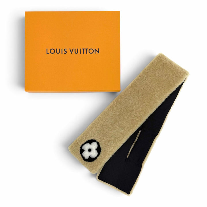 Excellent LOUIS VUITTON Echarpe Graphic LV Shearling Scarf beige M76163
