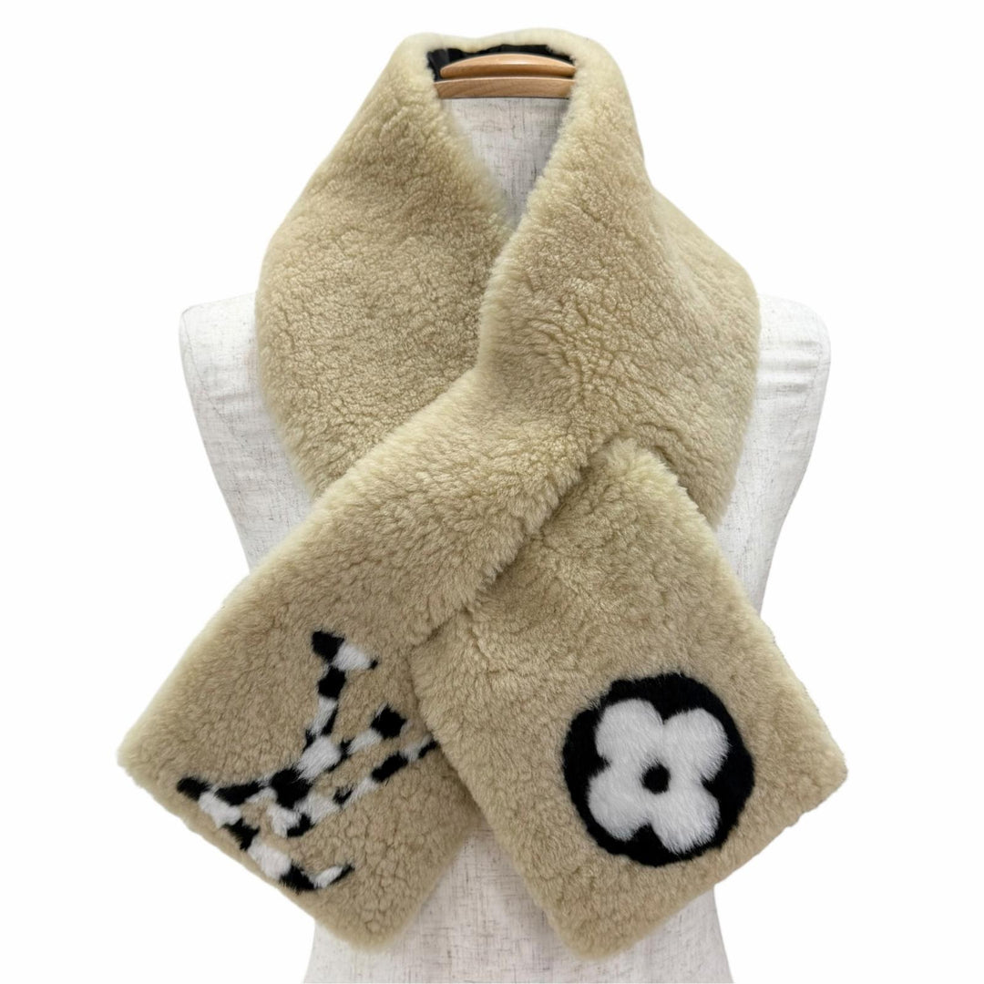Excellent LOUIS VUITTON Echarpe Graphic LV Shearling Scarf beige M76163