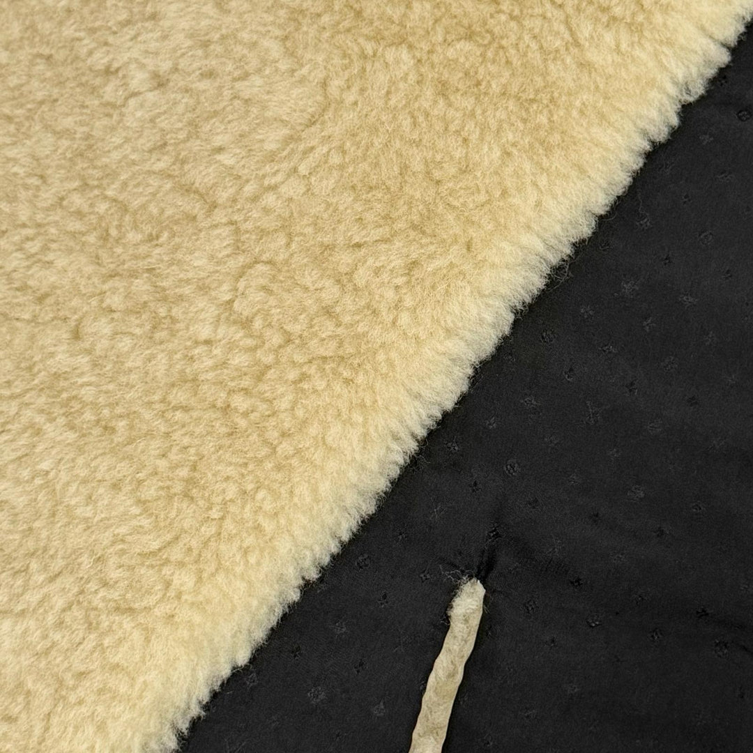 Excellent LOUIS VUITTON Echarpe Graphic LV Shearling Scarf beige M76163