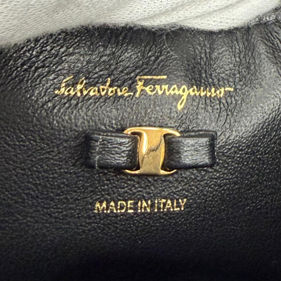 Excellent Salvatore Ferragamo Shoulder Bag Vala Ribbon Leather black leather