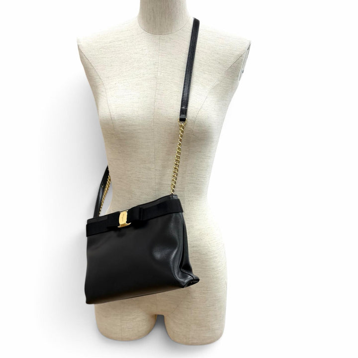 Excellent Salvatore Ferragamo Shoulder Bag Vala Ribbon Leather black leather