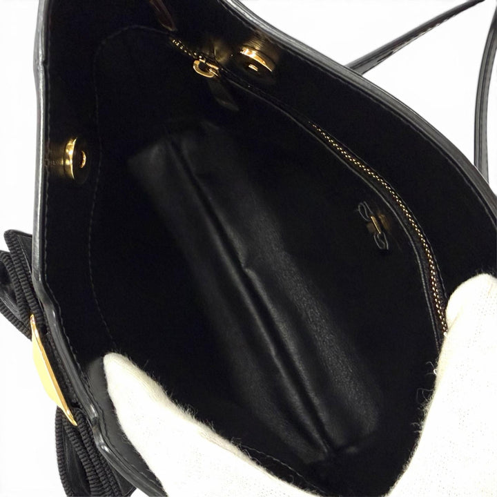 Excellent Salvatore Ferragamo Shoulder Bag Vala Ribbon Leather black leather