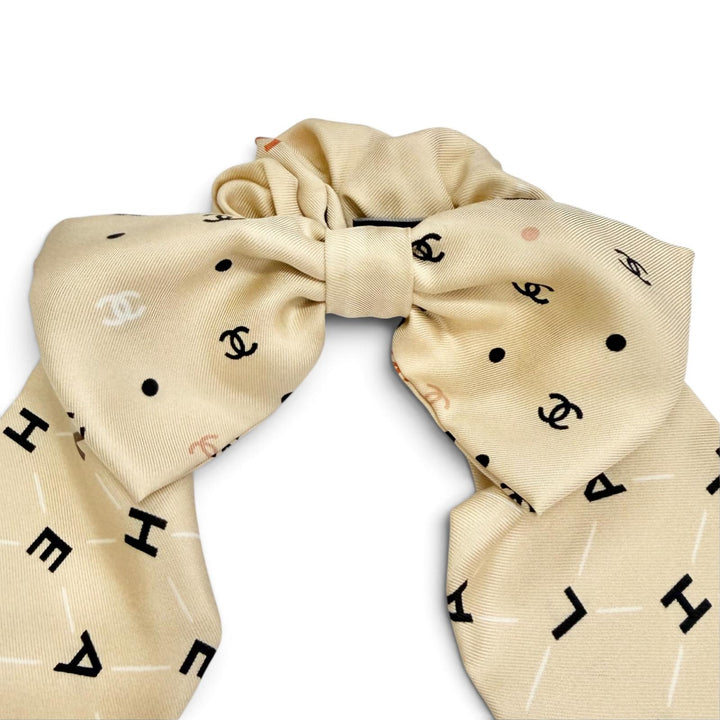 Great CHANEL COCO Mark logo scrunchie with ribbon, hair accessory silk AA9304
