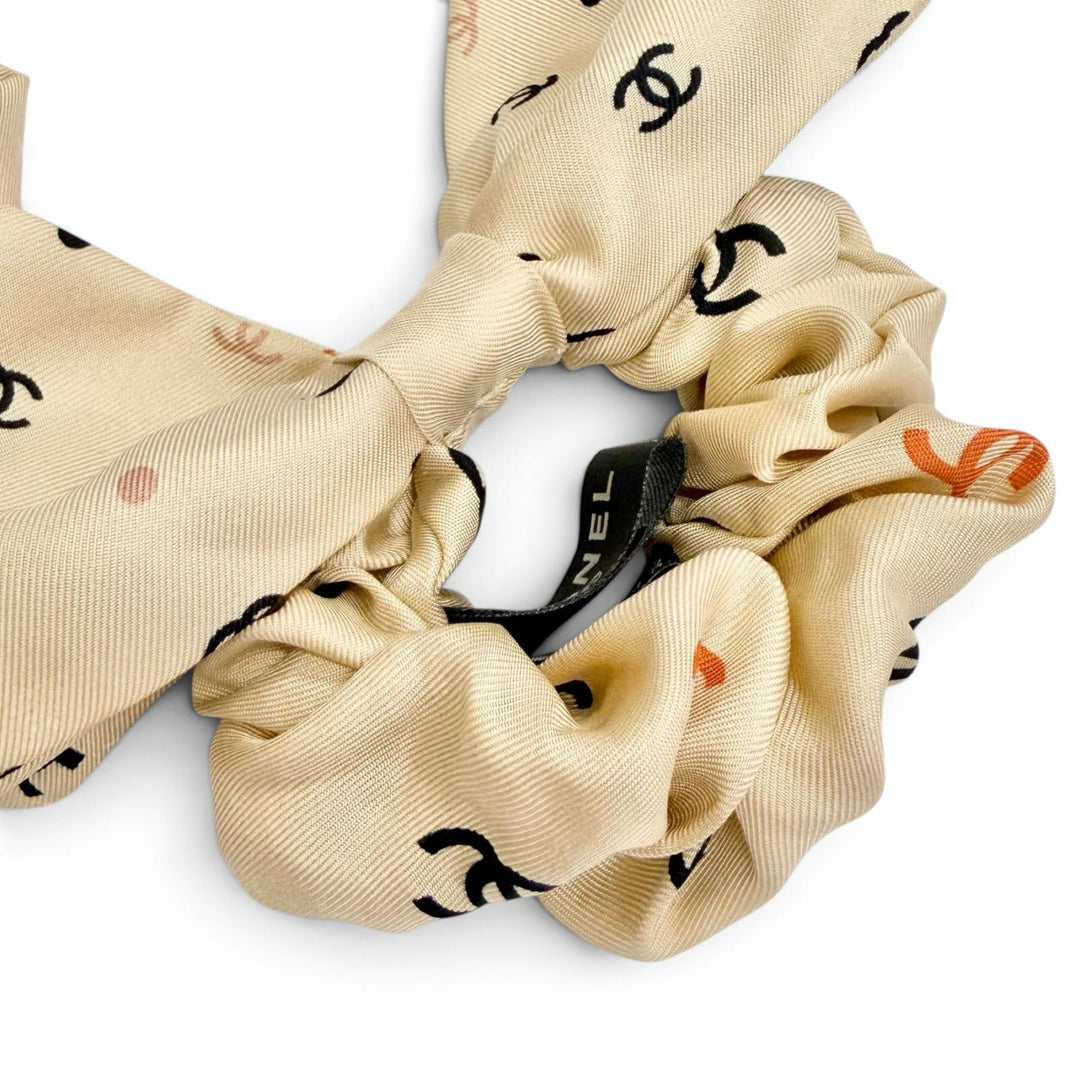 Great CHANEL COCO Mark logo scrunchie with ribbon, hair accessory silk AA9304