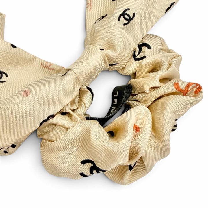 Great CHANEL COCO Mark logo scrunchie with ribbon, hair accessory silk AA9304