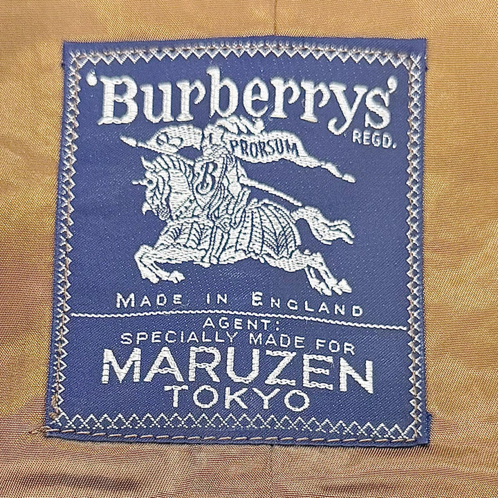 Great Burberrys coat Maruzen exclusive check pattern, concealed placket.