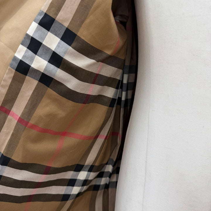 Pristine BURBERRY coat Nova check pattern lining, concealed placket. 48 8111615
