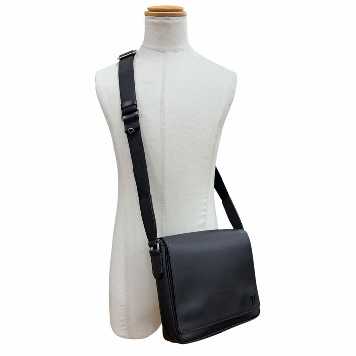 Excellent LOUIS VUITTON Shoulder Bag District PM NV3 Messenger Taiga M30850