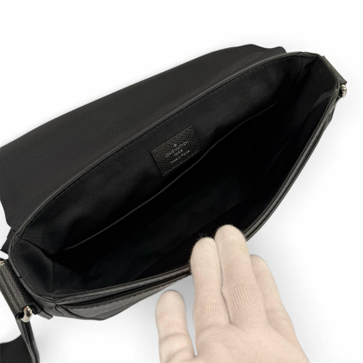 Excellent LOUIS VUITTON Shoulder Bag District PM NV3 Messenger Taiga M30850