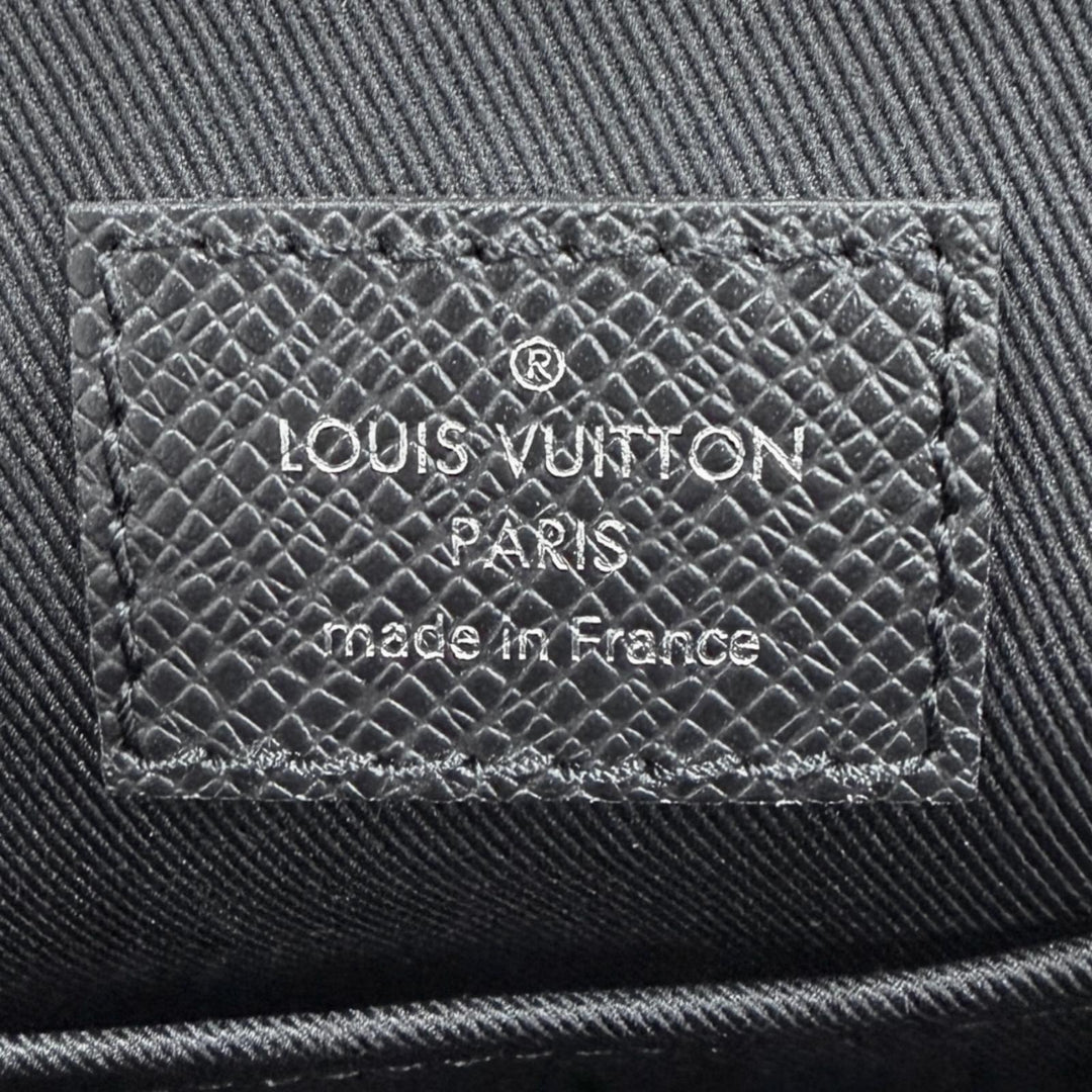 Excellent LOUIS VUITTON Shoulder Bag District PM NV3 Messenger Taiga M30850
