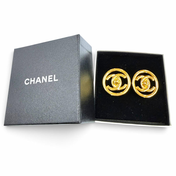 Great CHANEL Earring COCO Mark round gold metal Women 97P