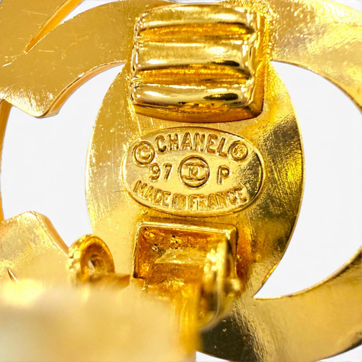 Great CHANEL Earring COCO Mark round gold metal Women 97P