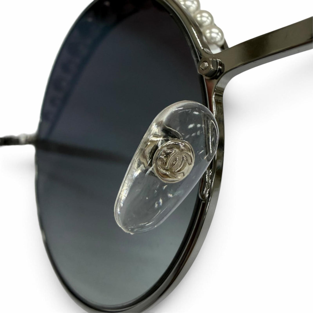 Excellent CHANEL sunglasses COCO Mark Eco Pearl Cancer metallic Women 4234-H