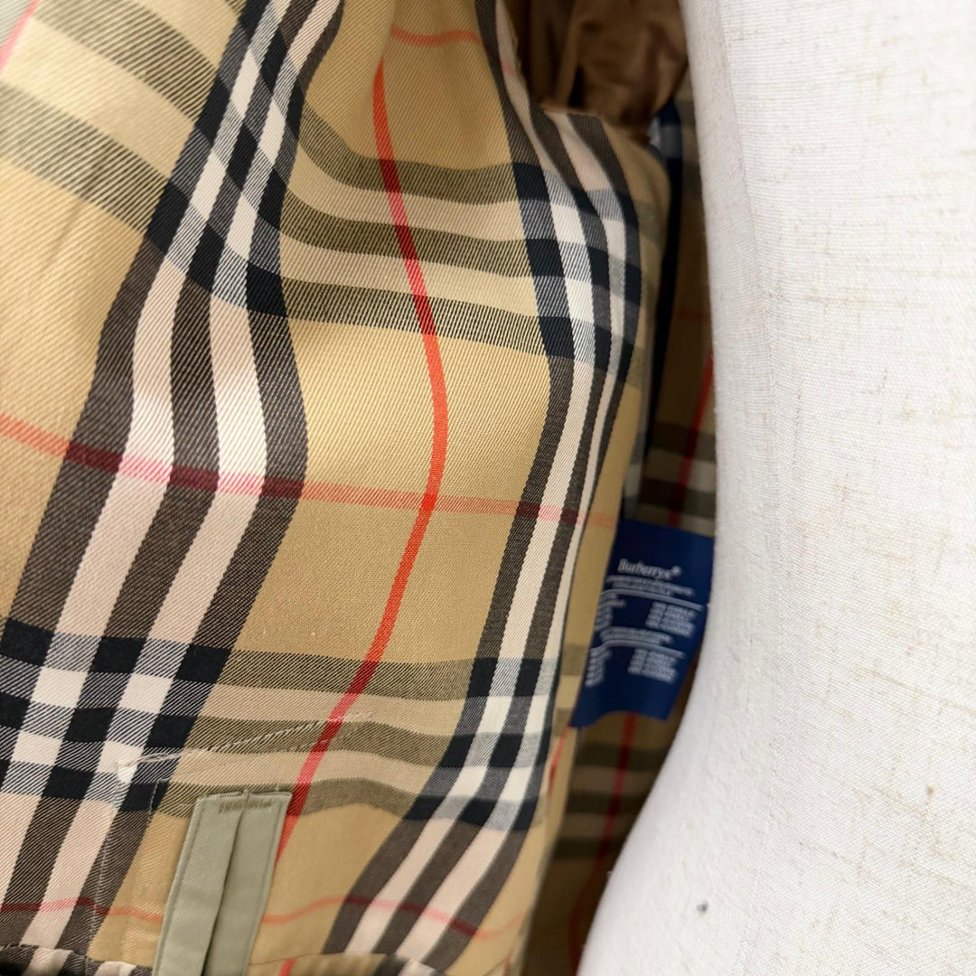 Great Burberrys coat Nova check pattern on the back Fly front khaki