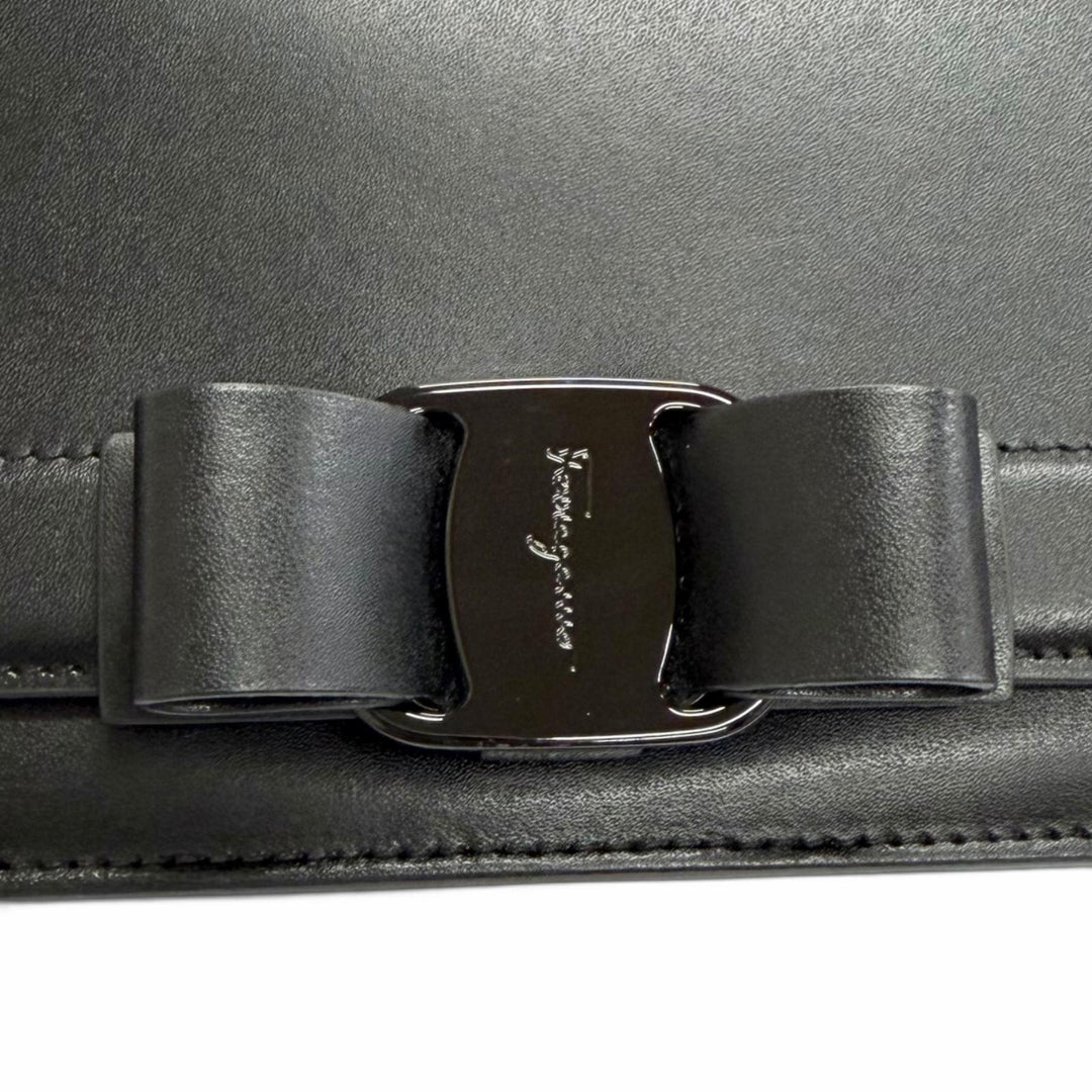 Great Salvatore Ferragamo Shoulder Bag Vala Ribbon Chain black leather 21G877
