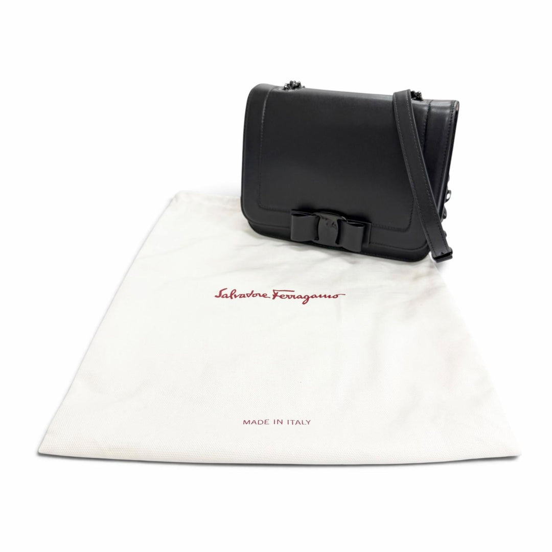 Great Salvatore Ferragamo Shoulder Bag Vala Ribbon Chain black leather 21G877