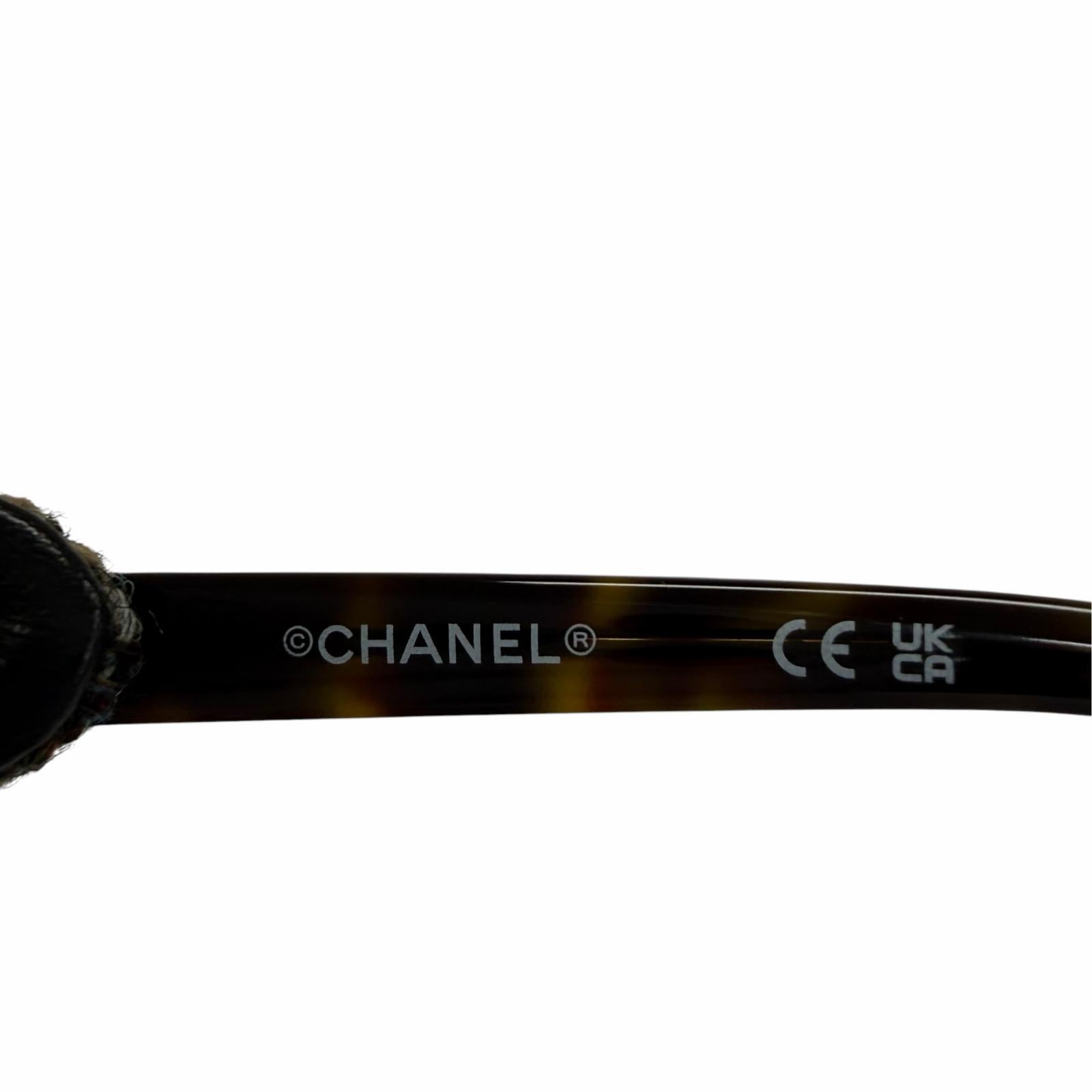 Very Good CHANEL pilot shape sunglasses Current model, tweed