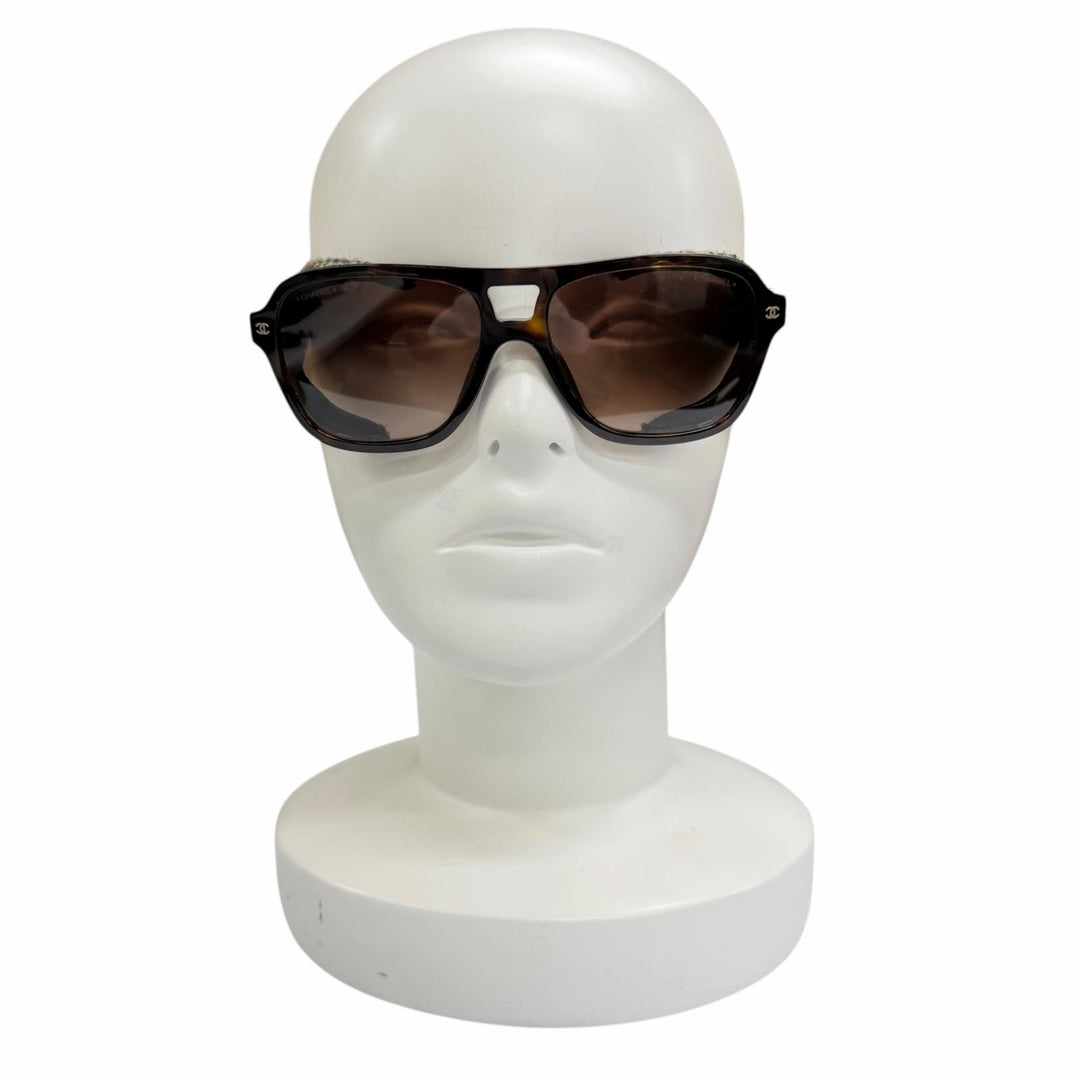 Very Good CHANEL pilot shape sunglasses Current model, tweed. Brown 25N 71734A