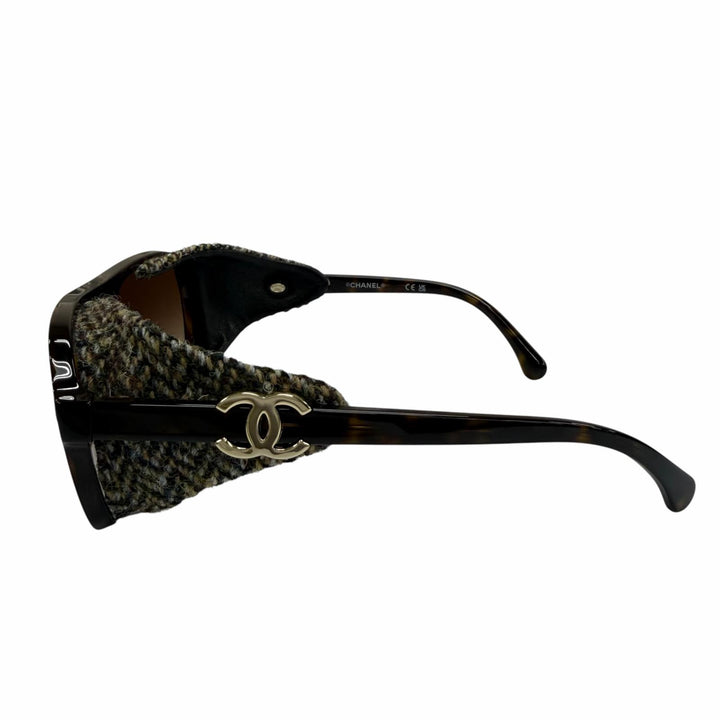 Very Good CHANEL pilot shape sunglasses Current model, tweed. Brown 25N 71734A