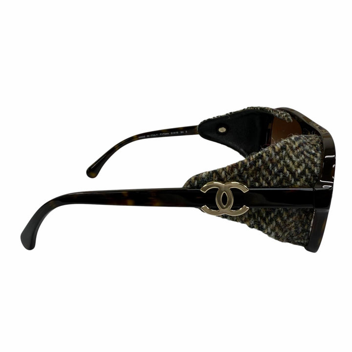 Very Good CHANEL pilot shape sunglasses Current model, tweed. Brown 25N 71734A