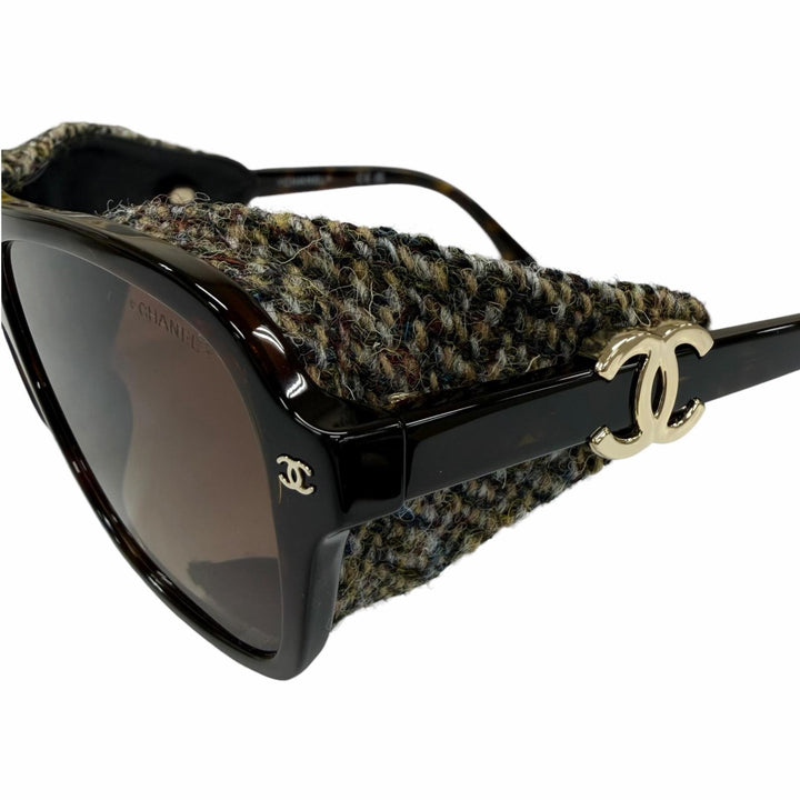 Very Good CHANEL pilot shape sunglasses Current model, tweed. Brown 25N 71734A