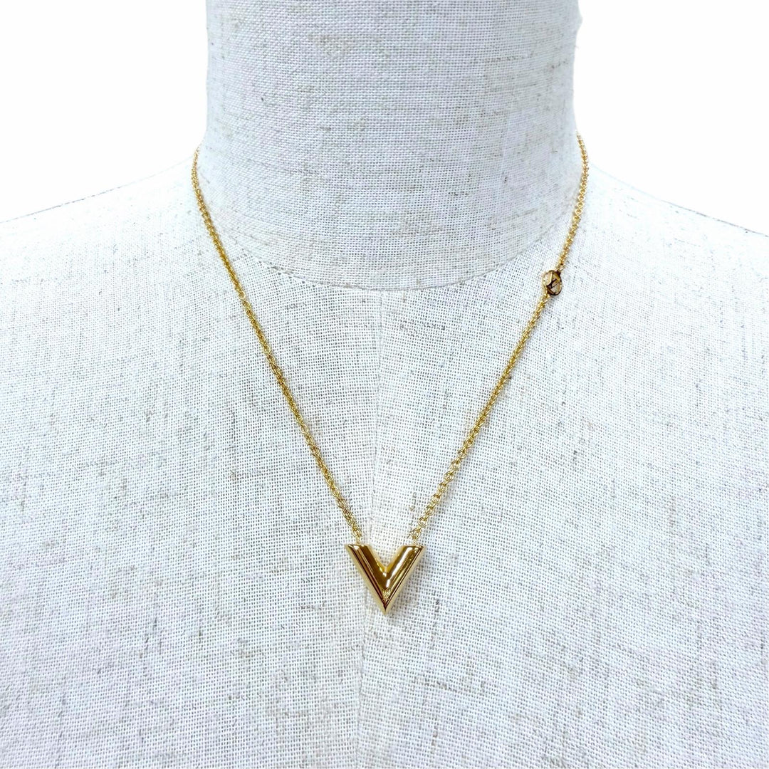 Excellent LOUIS VUITTON Necklace / Essential V V logo signature gold M00857