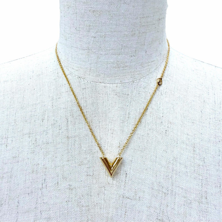 Excellent LOUIS VUITTON Necklace / Essential V V logo signature gold M00857