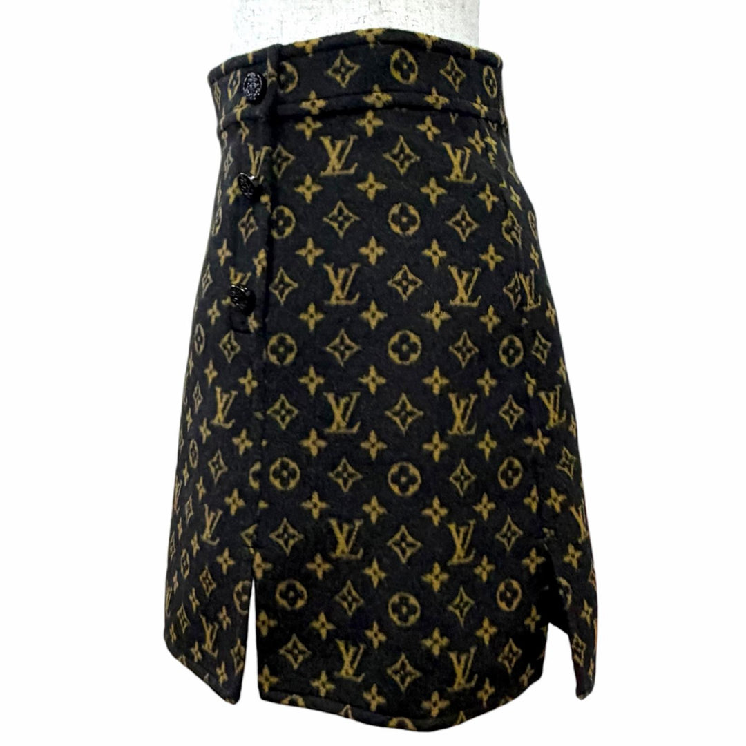 Pristine LOUIS VUITTON Mini skirt Monogram pattern, all-over anchor button 34