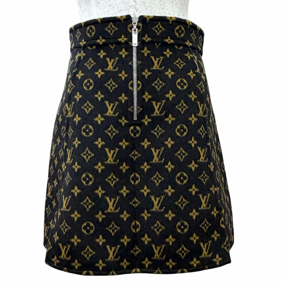Pristine LOUIS VUITTON Mini skirt Monogram pattern, all-over anchor button 34