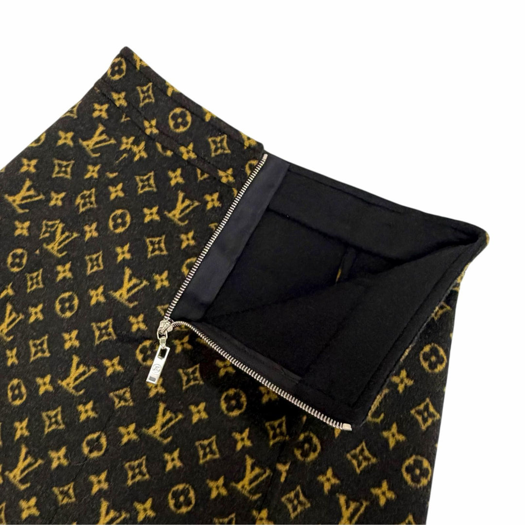 Pristine LOUIS VUITTON Mini skirt Monogram pattern, all-over anchor button 34