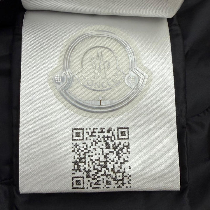 Excellent MONCLER down coat HERMINE Hood and logo patch included black Nylon 1