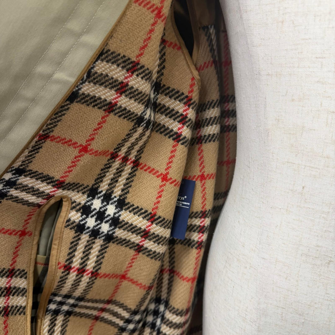 Great Burberrys coat Nova check pattern on the back with wool liner khaki