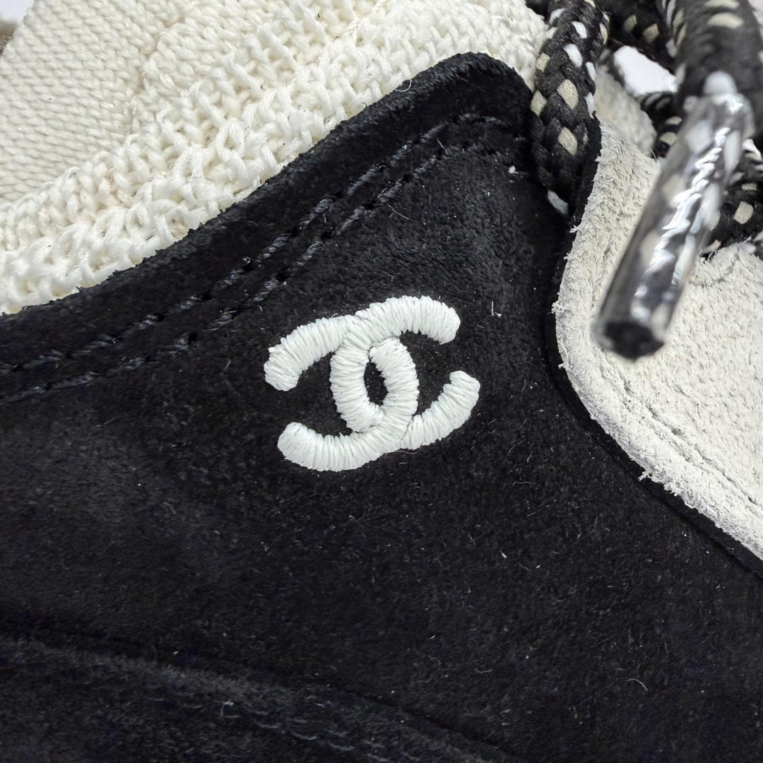 Excellent CHANEL Low cut sneakers Métiers d'Art Collection 39 G47413
