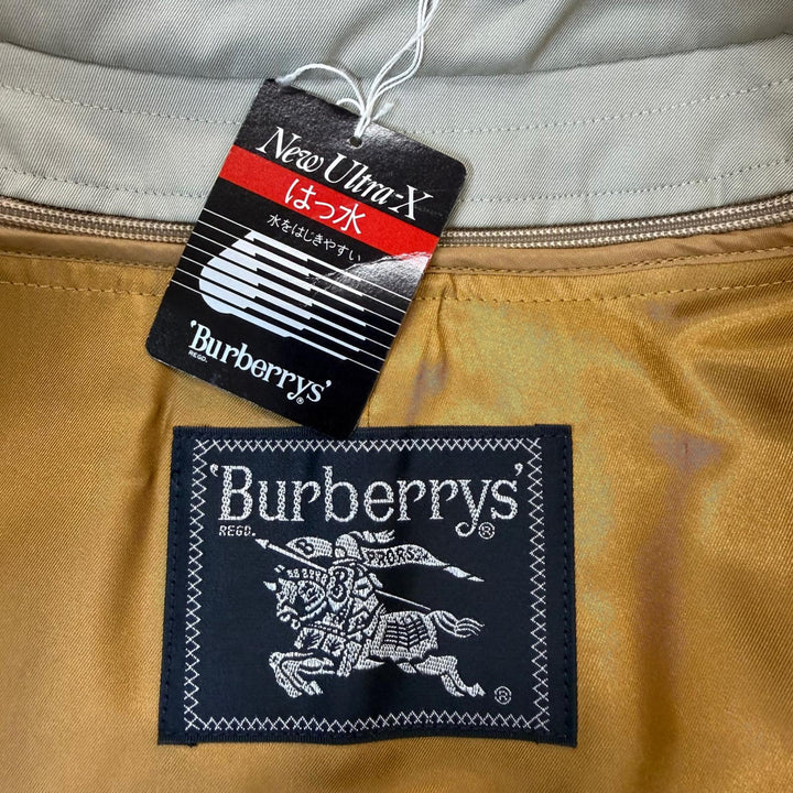 Pristine Burberrys coat Deadstock, Nova Check pattern lining, concealed placket.