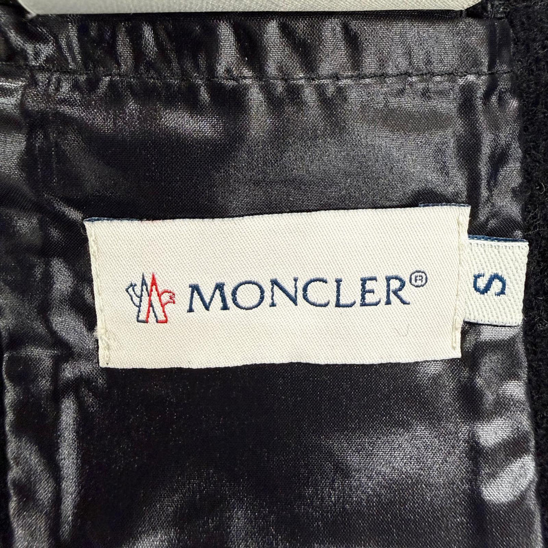 Great MONCLER down coat MANTELLA Wool paneling, logo patch, front opening. S