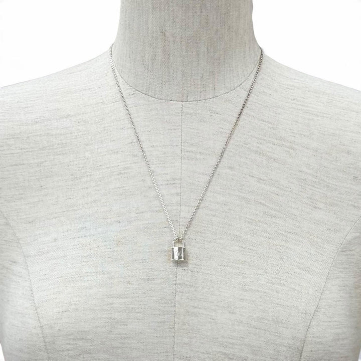 Great LOUIS VUITTON Necklace Silver Pendant Lockit LV logo Silver 925 Q93559