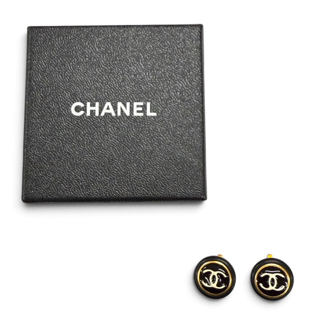 Great CHANEL Earring COCO Mark black Women 97P