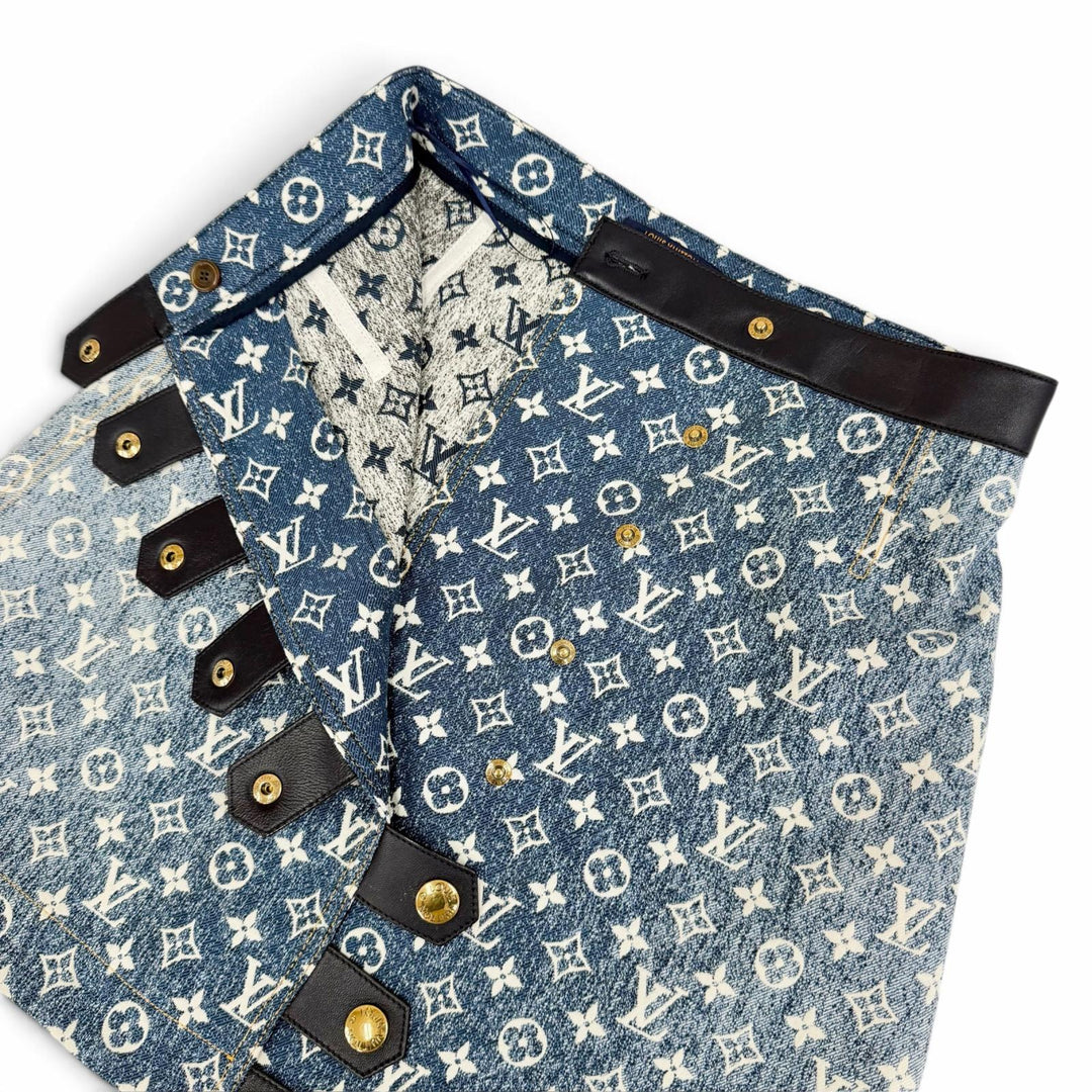 Excellent LOUIS VUITTON Mini skirt Logo gold buttons, monogram denim, IT 36