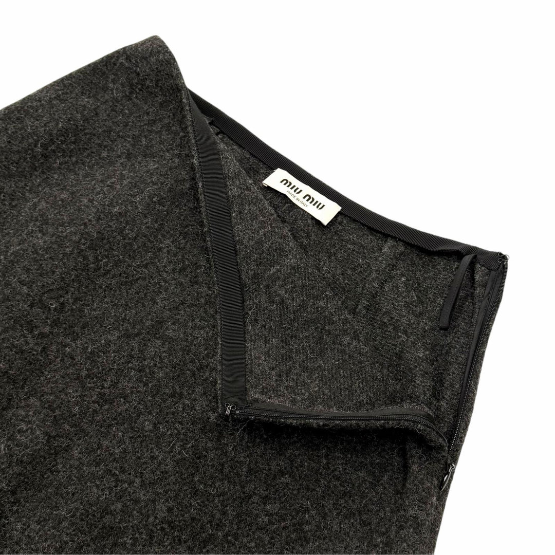 Excellent MIUMIU skirt Trapezoid shape with logo patch Dark gray wool 38 MG2558