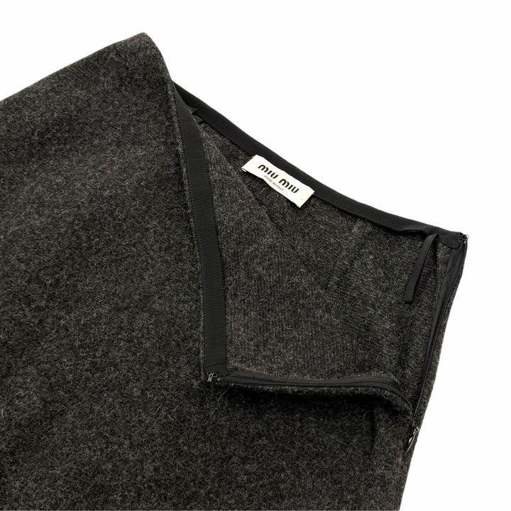 Excellent MIUMIU skirt Trapezoid shape with logo patch Dark gray wool 38 MG2558