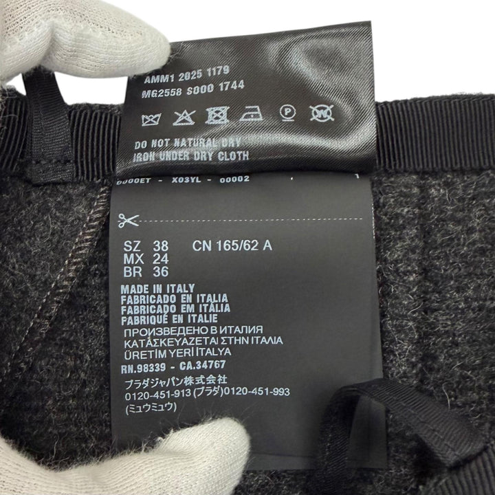 Excellent MIUMIU skirt Trapezoid shape with logo patch Dark gray wool 38 MG2558
